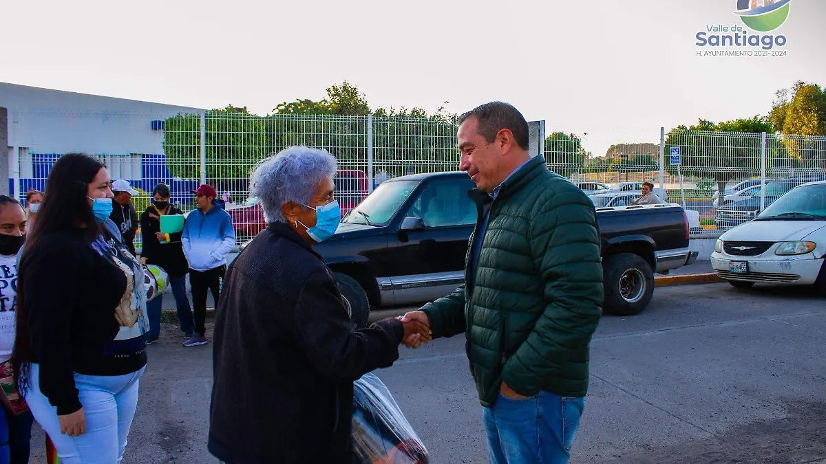 apoyan a personas el alcalde 1